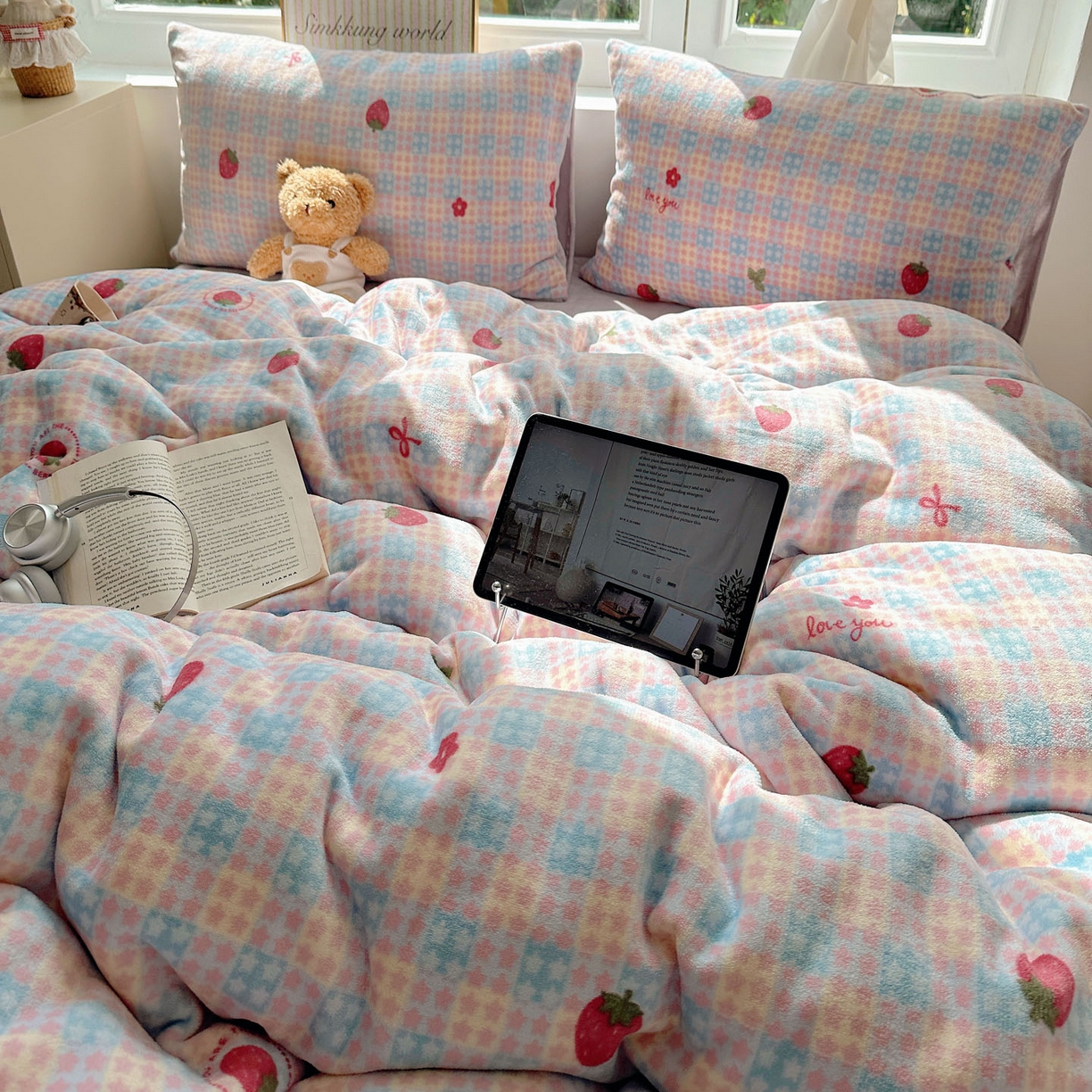 91家纺网 家纺一手货源 找家纺 优选 2025新款小清新加厚高克重牛奶绒四件套直播爆款电商爆款草莓星星