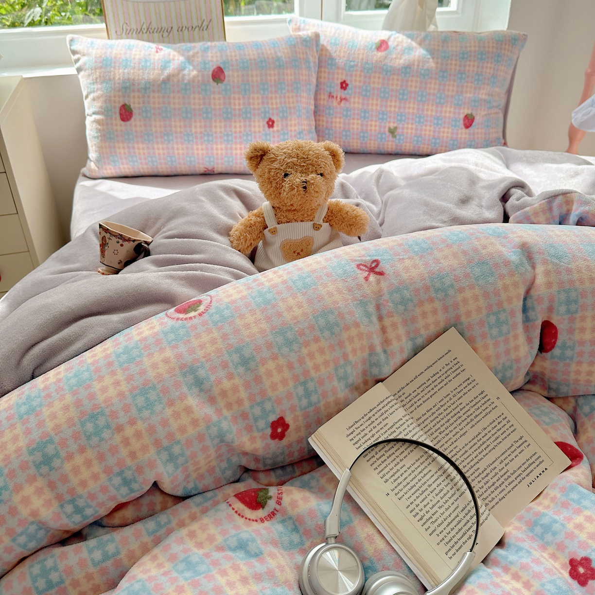 91家纺网 家纺一手货源 找家纺 优选 2025新款小清新加厚高克重牛奶绒四件套直播爆款电商爆款草莓星星