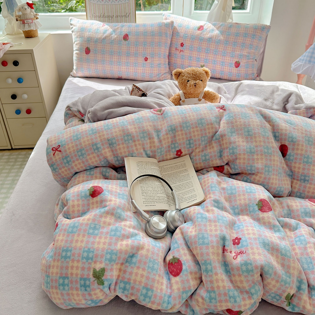 91家纺网 家纺一手货源 找家纺 优选 2025新款小清新加厚高克重牛奶绒四件套直播爆款电商爆款草莓星星