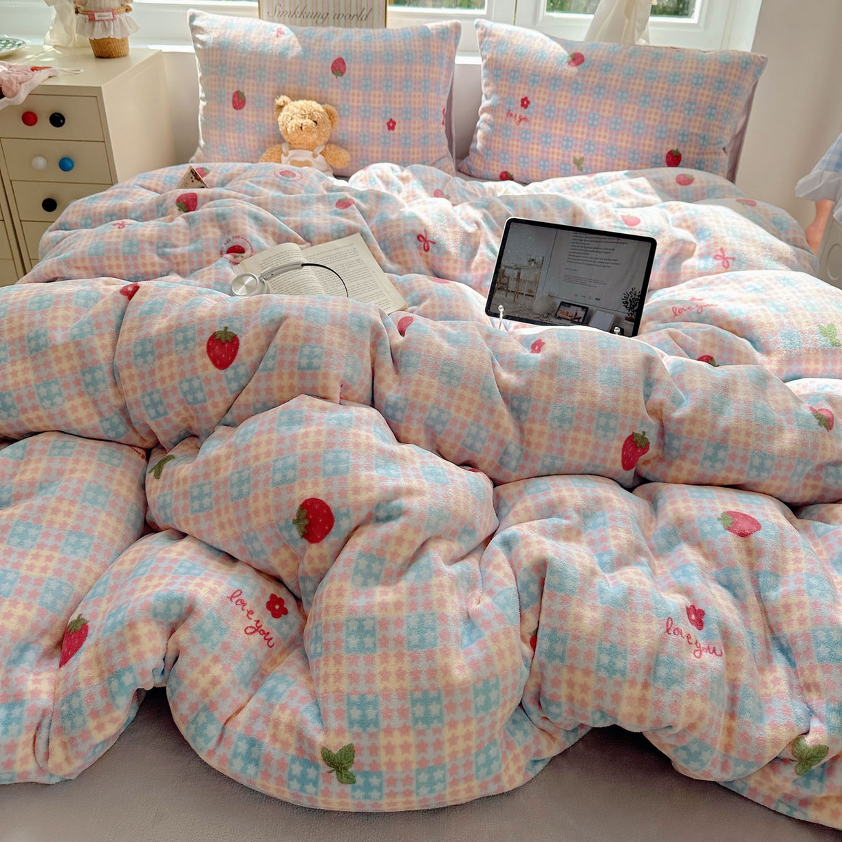 91家纺网 家纺一手货源 找家纺 优选 2025新款小清新加厚高克重牛奶绒四件套直播爆款电商爆款草莓星星