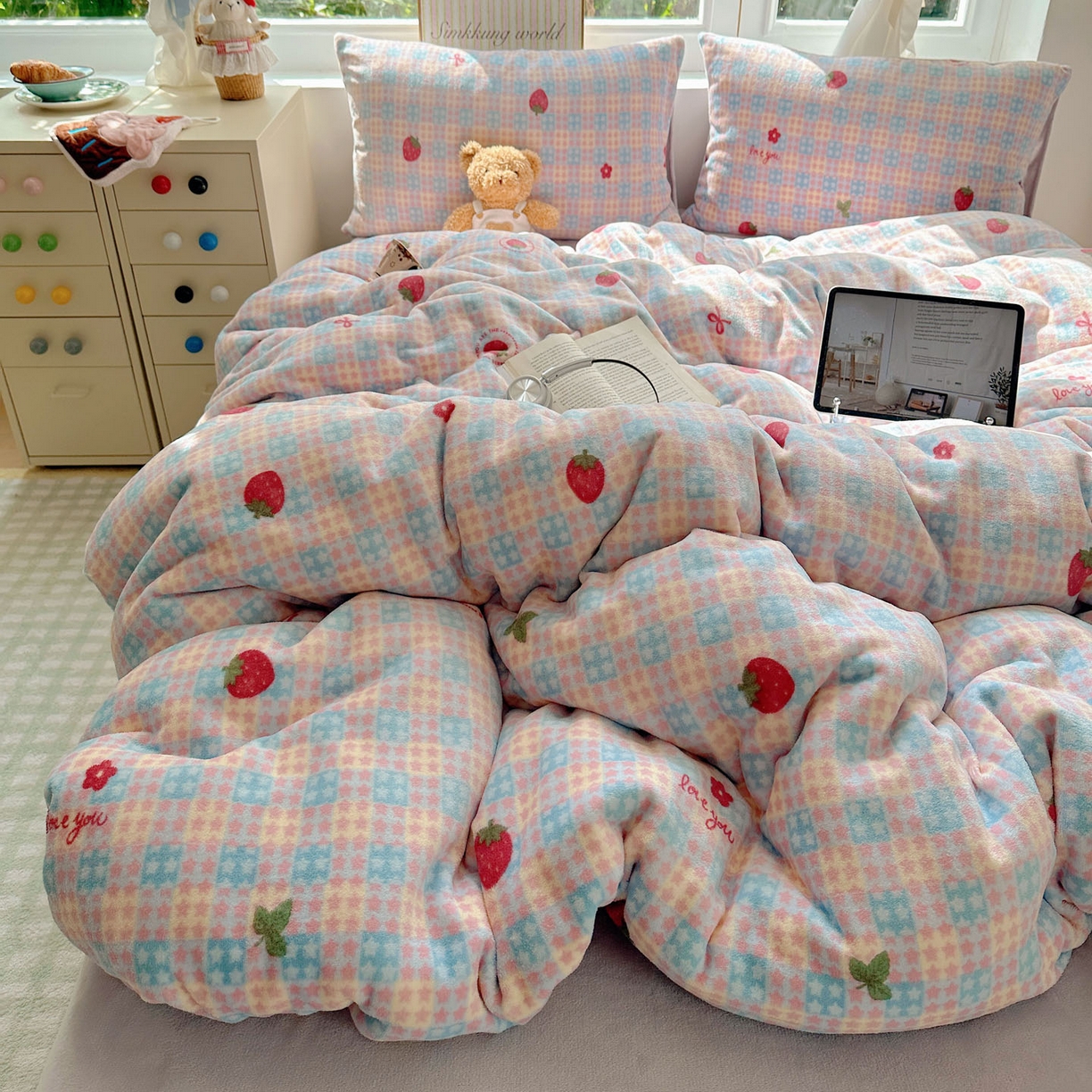 91家纺网 家纺一手货源 找家纺 优选 2025新款小清新加厚高克重牛奶绒四件套直播爆款电商爆款草莓星星