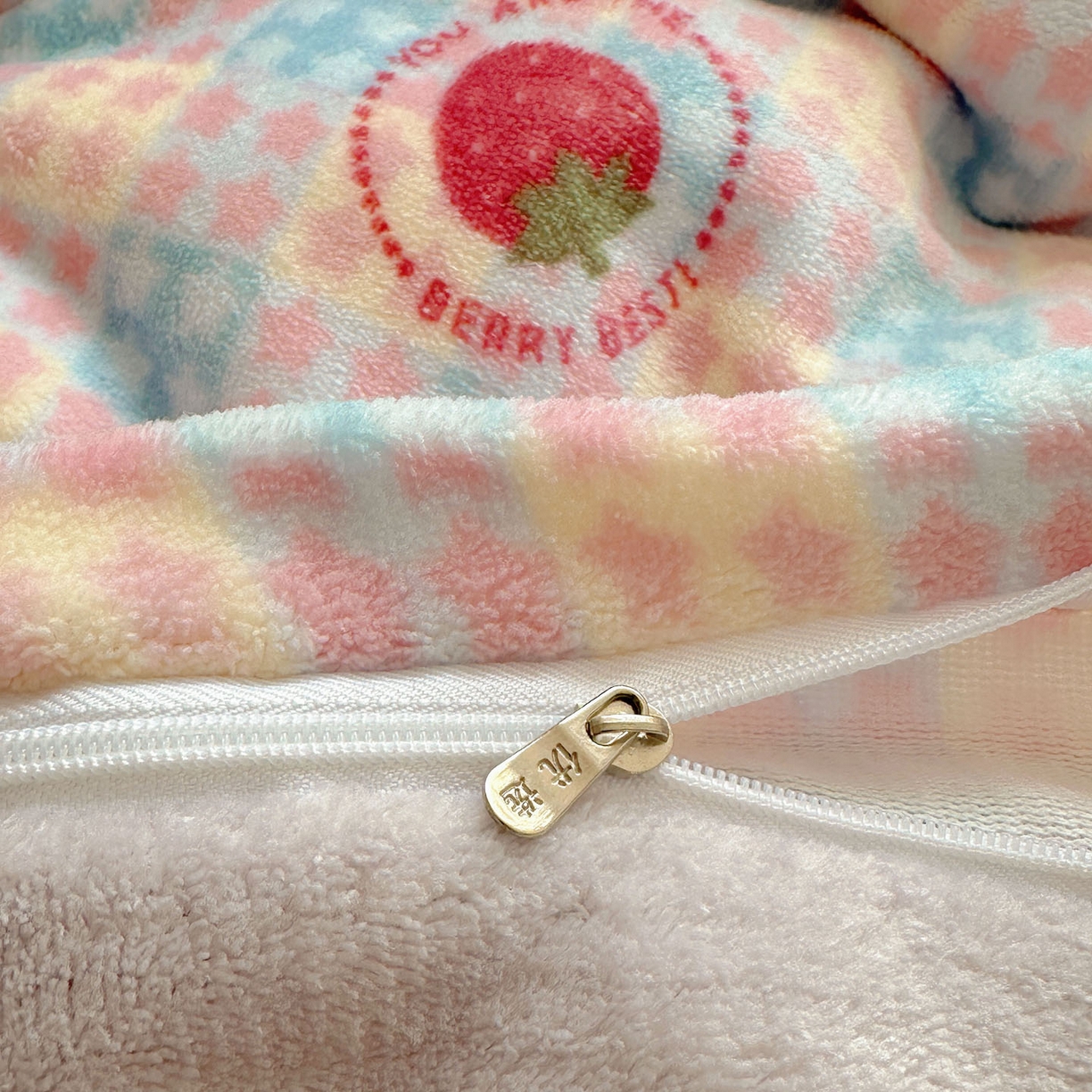 91家纺网 家纺一手货源 找家纺 优选 2025新款小清新加厚高克重牛奶绒四件套直播爆款电商爆款草莓星星