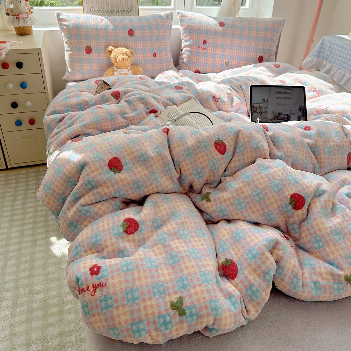 91家纺网 家纺一手货源 找家纺 优选 2025新款小清新加厚高克重牛奶绒四件套直播爆款电商爆款草莓星星