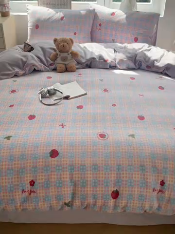 91家纺网 家纺一手货源 找家纺 优选 2025新款小清新加厚高克重牛奶绒四件套直播爆款电商爆款草莓星星