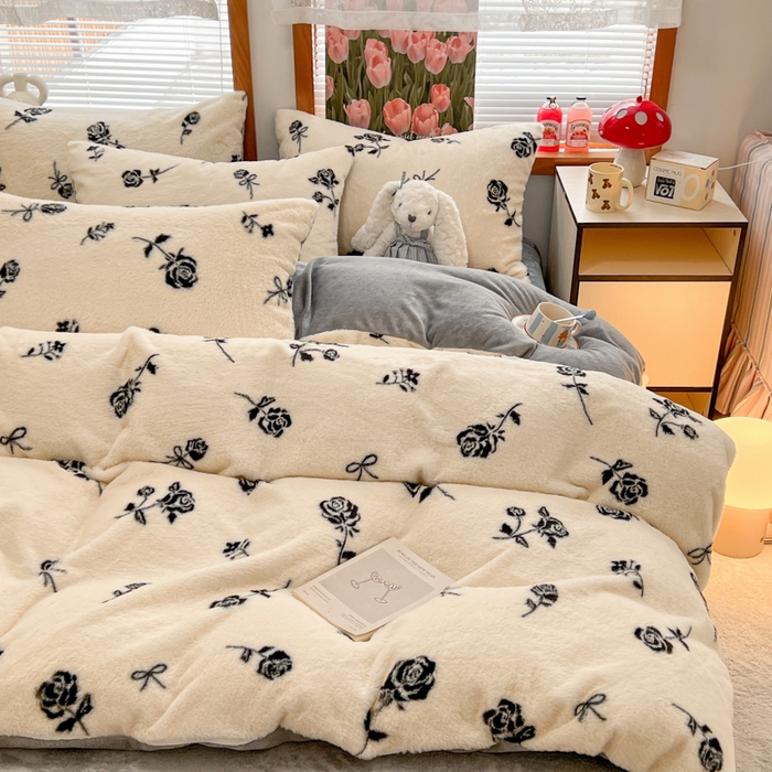 91家纺网 家纺一手货源 找家纺 妖妖家纺 2025新款加厚印花兔毛绒保暖四件套 手捧玫瑰