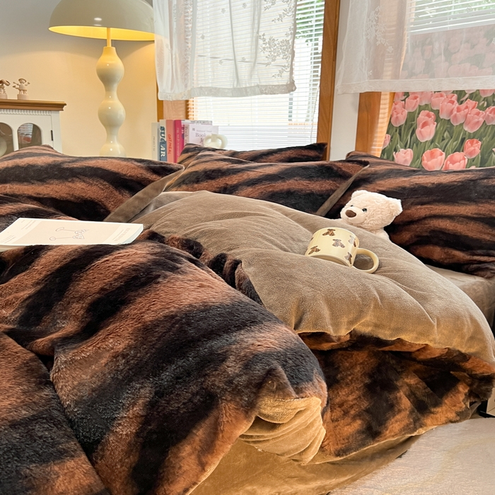 91家纺网 家纺一手货源 找家纺 妖妖家纺 2025新款加厚印花兔毛绒保暖四件套 斑斓可可