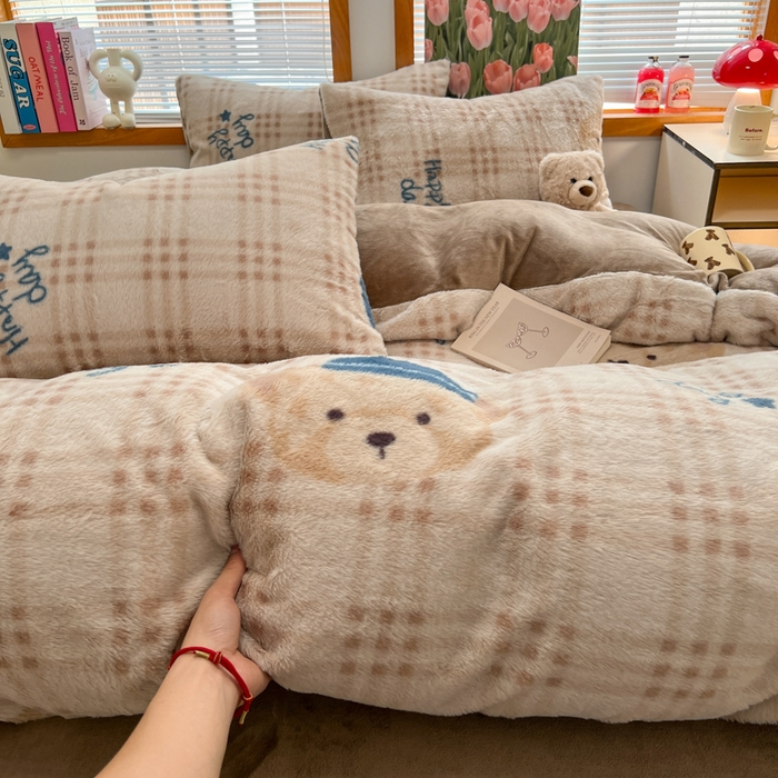 91家纺网 家纺一手货源 找家纺 妖妖家纺 2025新款加厚印花兔毛绒保暖四件套 萌萌奶熊