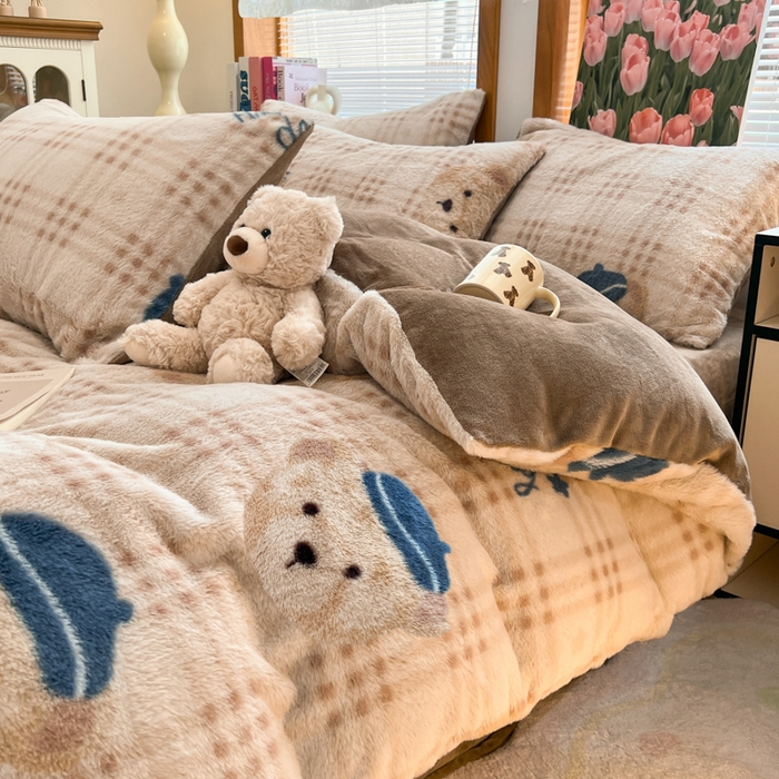 91家纺网 家纺一手货源 找家纺 妖妖家纺 2025新款加厚印花兔毛绒保暖四件套 萌萌奶熊