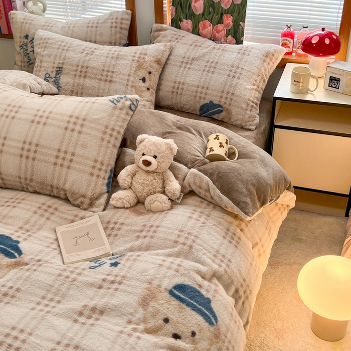 91家纺网 家纺一手货源 找家纺 妖妖家纺 2025新款加厚印花兔毛绒保暖四件套 萌萌奶熊