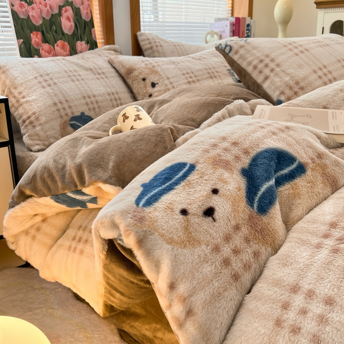 91家纺网 家纺一手货源 找家纺 妖妖家纺 2025新款加厚印花兔毛绒保暖四件套 萌萌奶熊