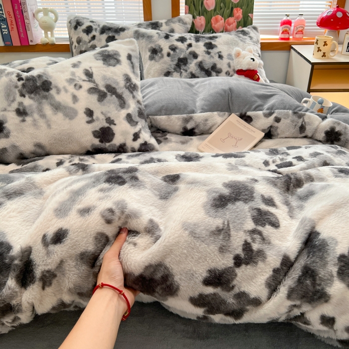 91家纺网 家纺一手货源 找家纺 妖妖家纺 2025新款加厚印花兔毛绒保暖四件套 墨染