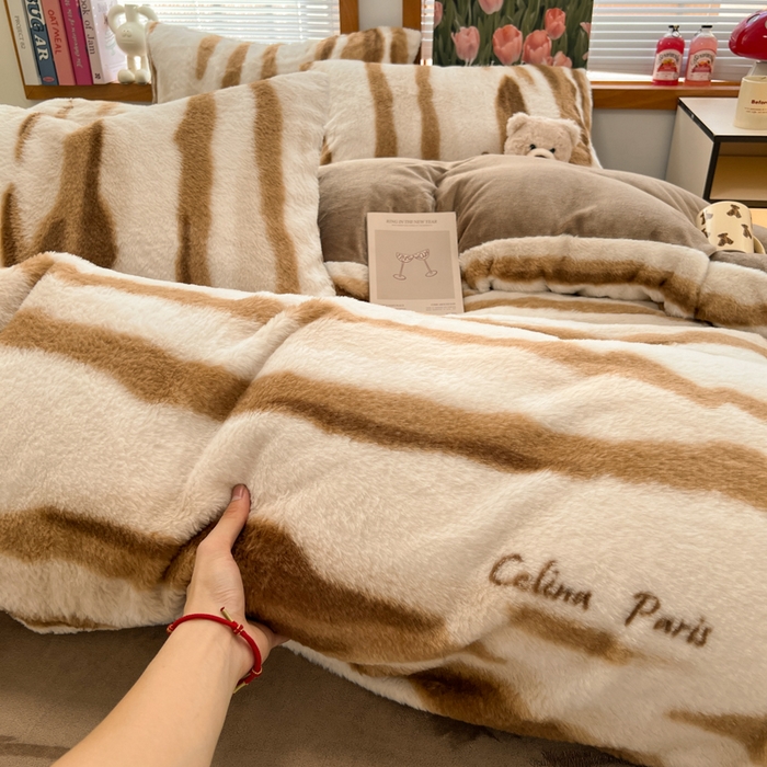 91家纺网 家纺一手货源 找家纺 妖妖家纺 2025新款加厚印花兔毛绒保暖四件套 奶油泡芙