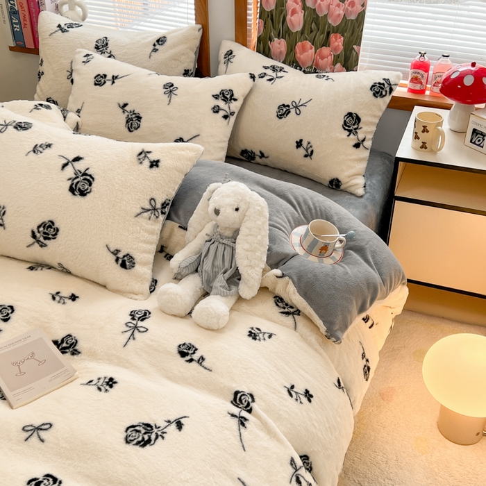 91家纺网 家纺一手货源 找家纺 妖妖家纺 2025新款加厚印花兔毛绒保暖四件套 手捧玫瑰