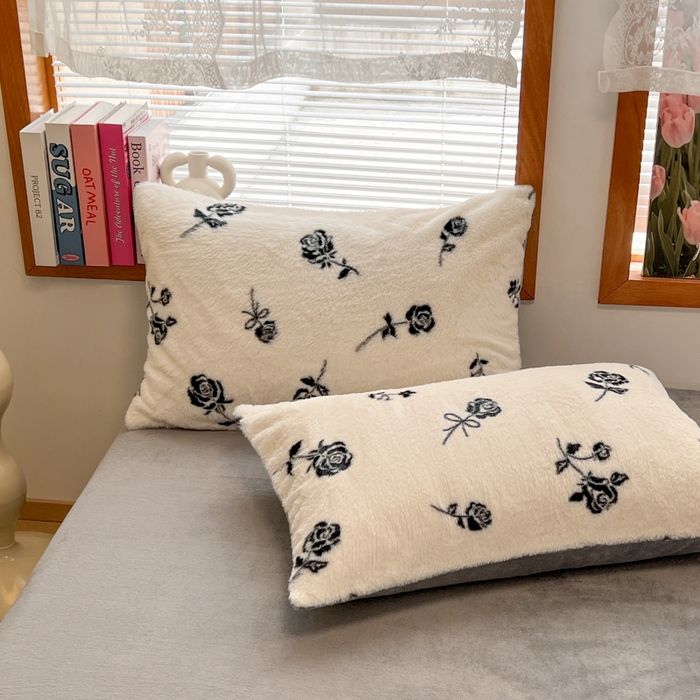 91家纺网 家纺一手货源 找家纺 妖妖家纺 2025新款加厚印花兔毛绒保暖四件套 手捧玫瑰