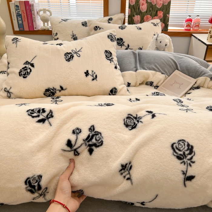 91家纺网 家纺一手货源 找家纺 妖妖家纺 2025新款加厚印花兔毛绒保暖四件套 手捧玫瑰