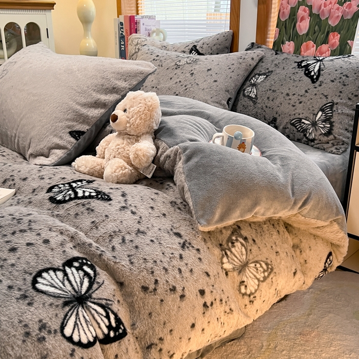 91家纺网 家纺一手货源 找家纺 妖妖家纺 2025新款加厚印花兔毛绒保暖四件套 夏夜梦蝶