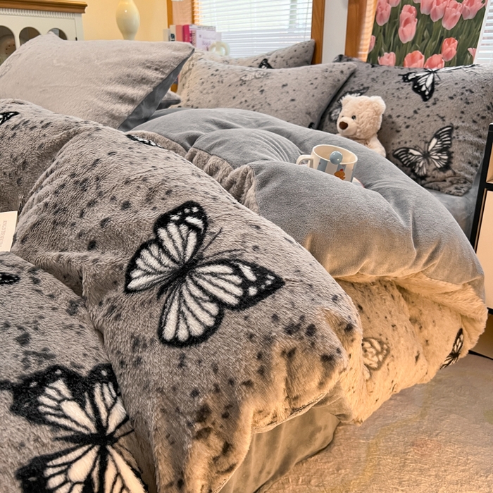 91家纺网 家纺一手货源 找家纺 妖妖家纺 2025新款加厚印花兔毛绒保暖四件套 夏夜梦蝶