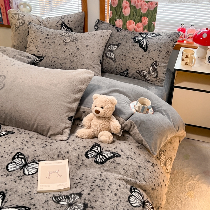 91家纺网 家纺一手货源 找家纺 妖妖家纺 2025新款加厚印花兔毛绒保暖四件套 夏夜梦蝶