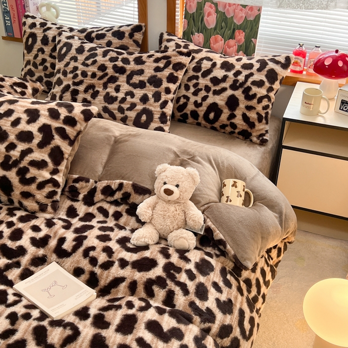 91家纺网 家纺一手货源 找家纺 妖妖家纺 2025新款加厚印花兔毛绒保暖四件套 小棕豹