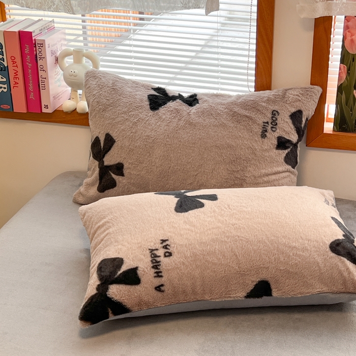 91家纺网 家纺一手货源 找家纺 妖妖家纺 2025新款加厚印花兔毛绒保暖四件套 少女心蝴蝶结