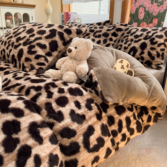 91家纺网 家纺一手货源 找家纺 妖妖家纺 2025新款加厚印花兔毛绒保暖四件套 小棕豹