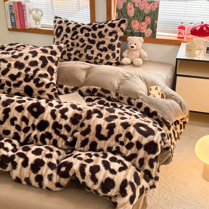 91家纺网 家纺一手货源 找家纺 妖妖家纺 2025新款加厚印花兔毛绒保暖四件套 小棕豹