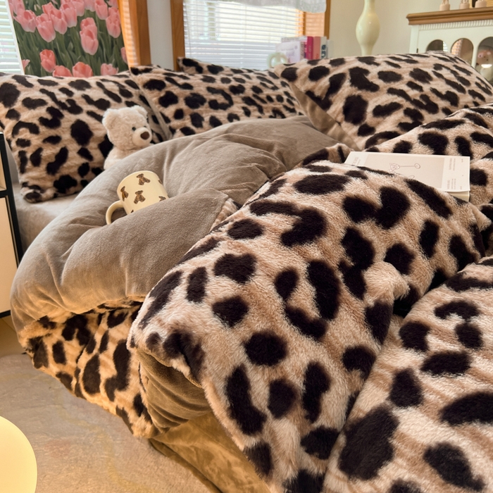 91家纺网 家纺一手货源 找家纺 妖妖家纺 2025新款加厚印花兔毛绒保暖四件套 小棕豹