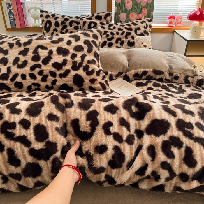 91家纺网 家纺一手货源 找家纺 妖妖家纺 2025新款加厚印花兔毛绒保暖四件套 小棕豹