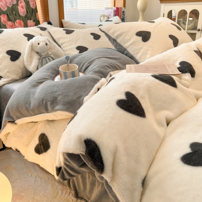 91家纺网 家纺一手货源 找家纺 妖妖家纺 2025新款加厚印花兔毛绒保暖四件套 心跳