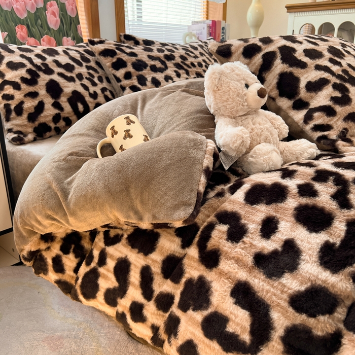 91家纺网 家纺一手货源 找家纺 妖妖家纺 2025新款加厚印花兔毛绒保暖四件套 小棕豹