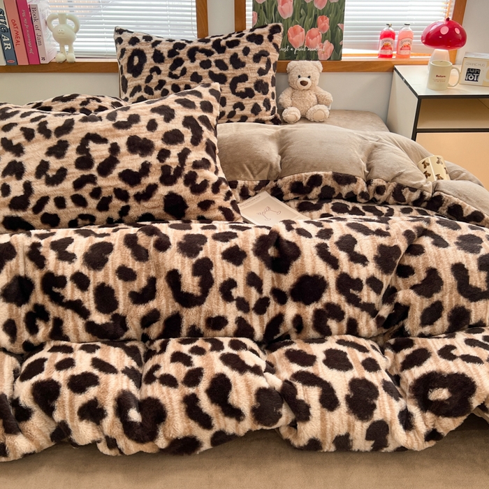 91家纺网 家纺一手货源 找家纺 妖妖家纺 2025新款加厚印花兔毛绒保暖四件套 小棕豹