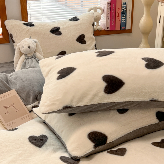 91家纺网 家纺一手货源 找家纺 妖妖家纺 2025新款加厚印花兔毛绒保暖四件套 心跳