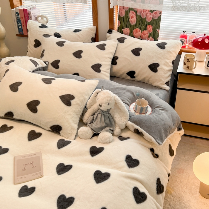 91家纺网 家纺一手货源 找家纺 妖妖家纺 2025新款加厚印花兔毛绒保暖四件套 心跳