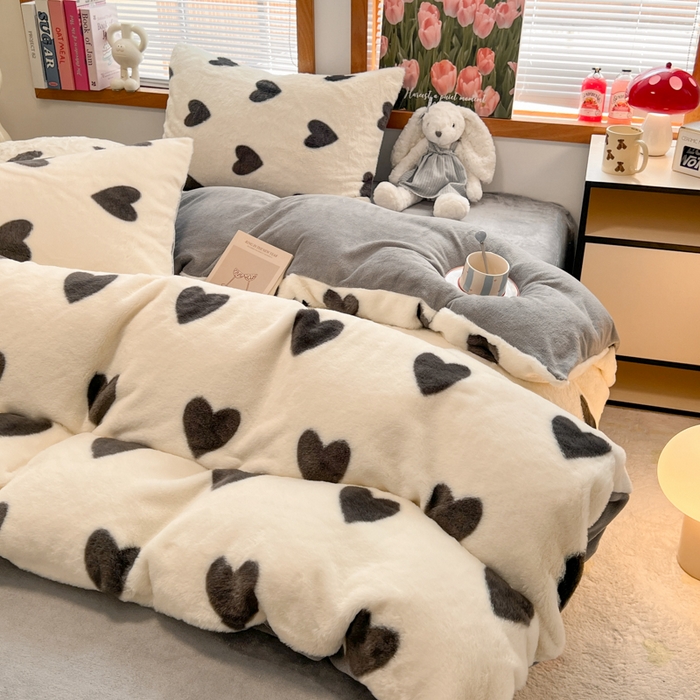 91家纺网 家纺一手货源 找家纺 妖妖家纺 2025新款加厚印花兔毛绒保暖四件套 心跳