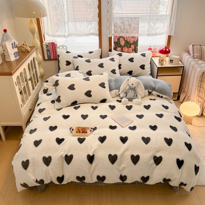 91家纺网 家纺一手货源 找家纺 妖妖家纺 2025新款加厚印花兔毛绒保暖四件套 心跳