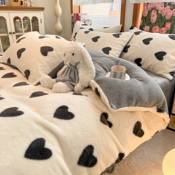 91家纺网 家纺一手货源 找家纺 妖妖家纺 2025新款加厚印花兔毛绒保暖四件套 心跳