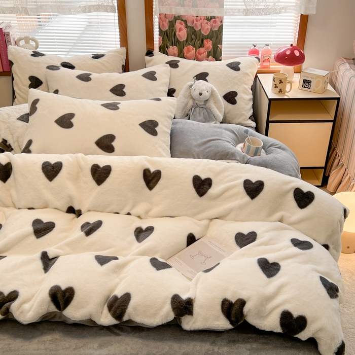 91家纺网 家纺一手货源 找家纺 妖妖家纺 2025新款加厚印花兔毛绒保暖四件套 心跳