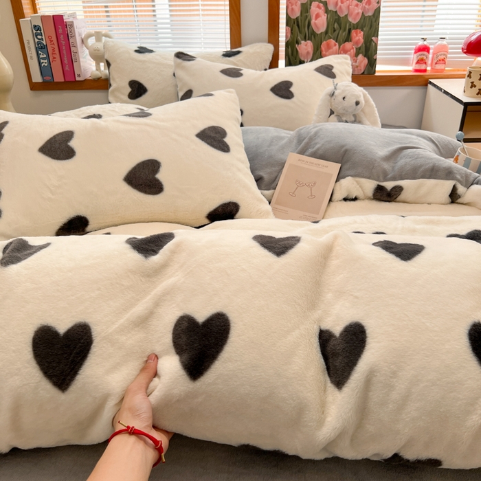 91家纺网 家纺一手货源 找家纺 妖妖家纺 2025新款加厚印花兔毛绒保暖四件套 心跳