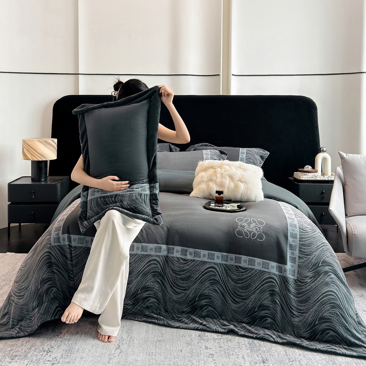 91家纺网 家纺一手货源 找家纺 新方向 2025新款全消光A类数码印花牛奶绒四件套-贝斯 贝斯-爵士灰