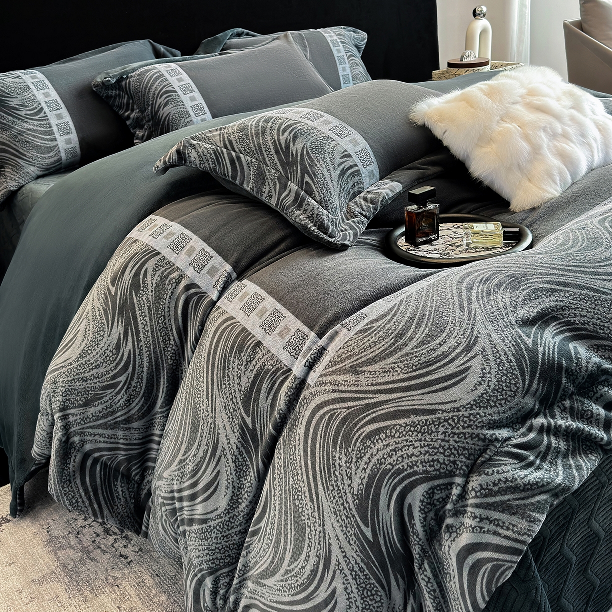 91家纺网 家纺一手货源 找家纺 新方向 2025新款全消光A类数码印花牛奶绒四件套-贝斯 贝斯-爵士灰