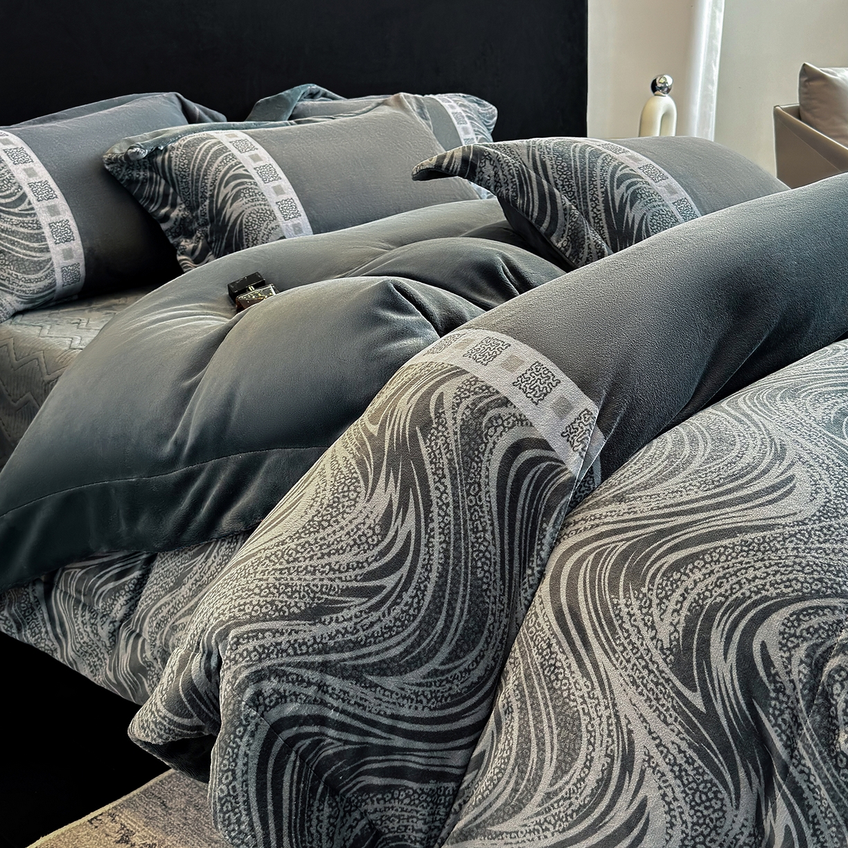 91家纺网 家纺一手货源 找家纺 新方向 2025新款全消光A类数码印花牛奶绒四件套-贝斯 贝斯-爵士灰