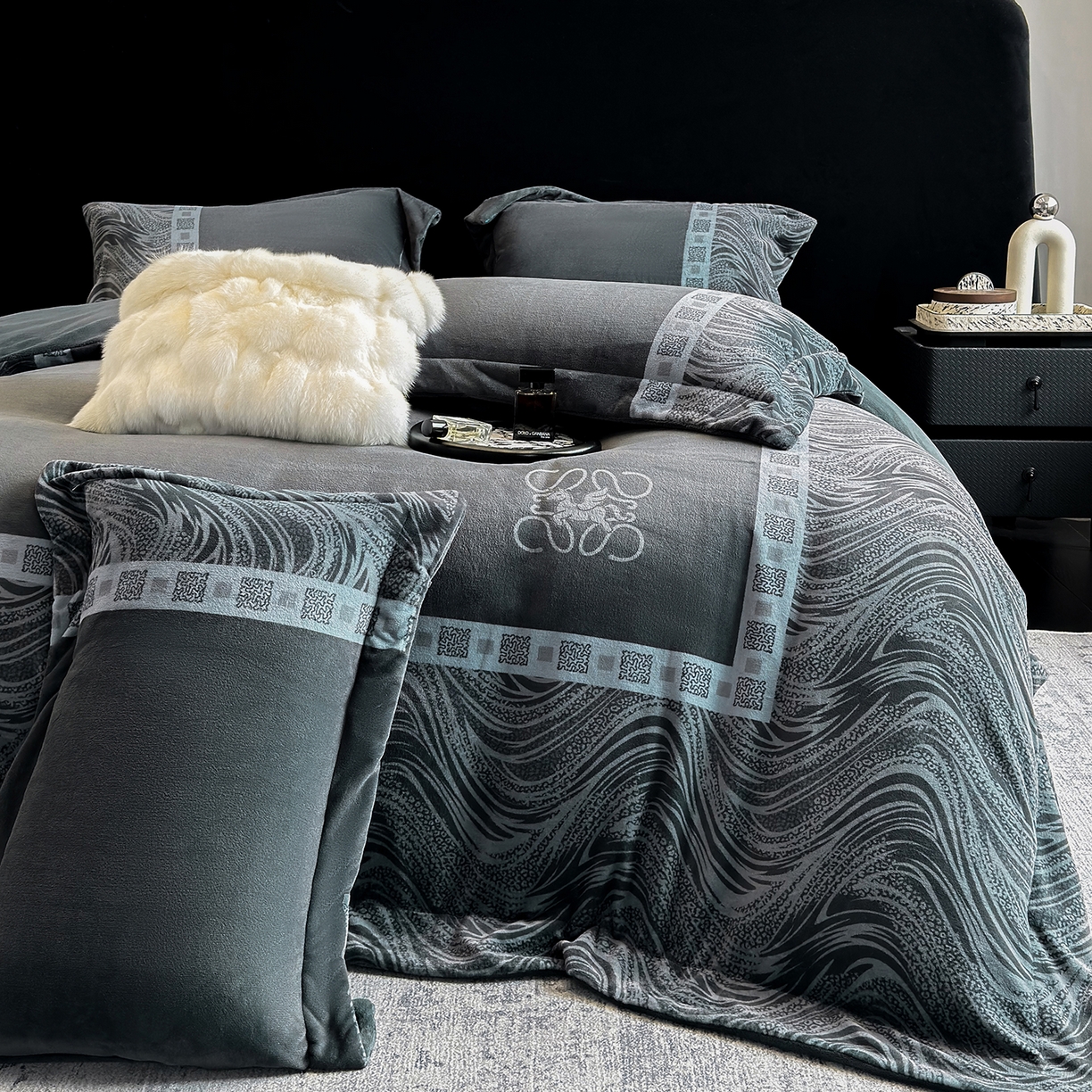 91家纺网 家纺一手货源 找家纺 新方向 2025新款全消光A类数码印花牛奶绒四件套-贝斯 贝斯-爵士灰