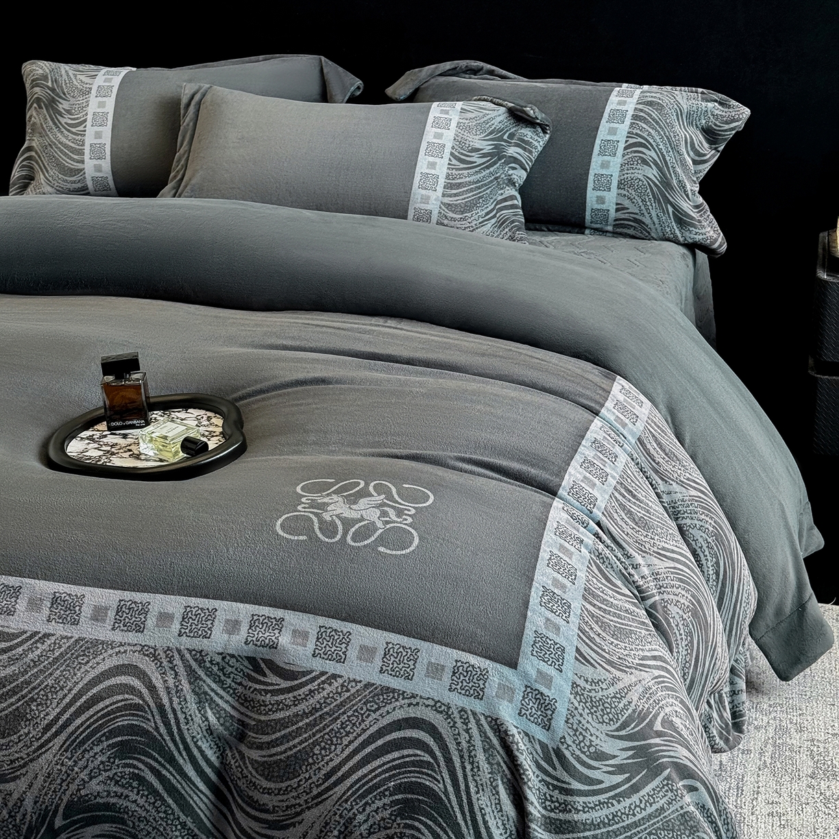 91家纺网 家纺一手货源 找家纺 新方向 2025新款全消光A类数码印花牛奶绒四件套-贝斯 贝斯-爵士灰