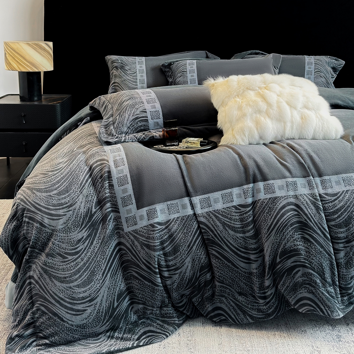 91家纺网 家纺一手货源 找家纺 新方向 2025新款全消光A类数码印花牛奶绒四件套-贝斯 贝斯-爵士灰