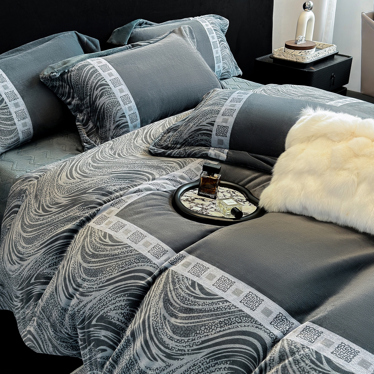 91家纺网 家纺一手货源 找家纺 新方向 2025新款全消光A类数码印花牛奶绒四件套-贝斯 贝斯-爵士灰