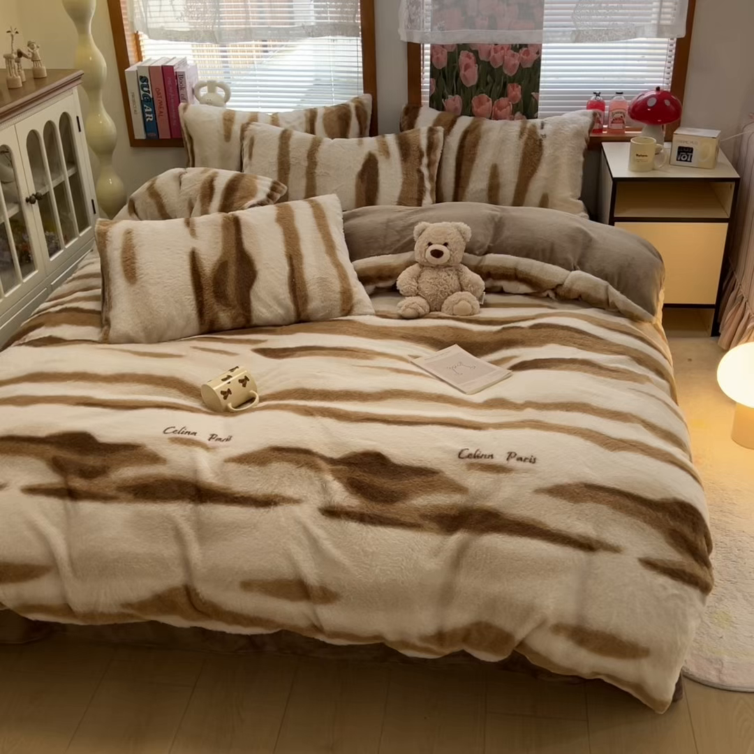 91家纺网 家纺一手货源 找家纺 妖妖家纺 2025新款加厚印花兔毛绒保暖四件套 奶油泡芙