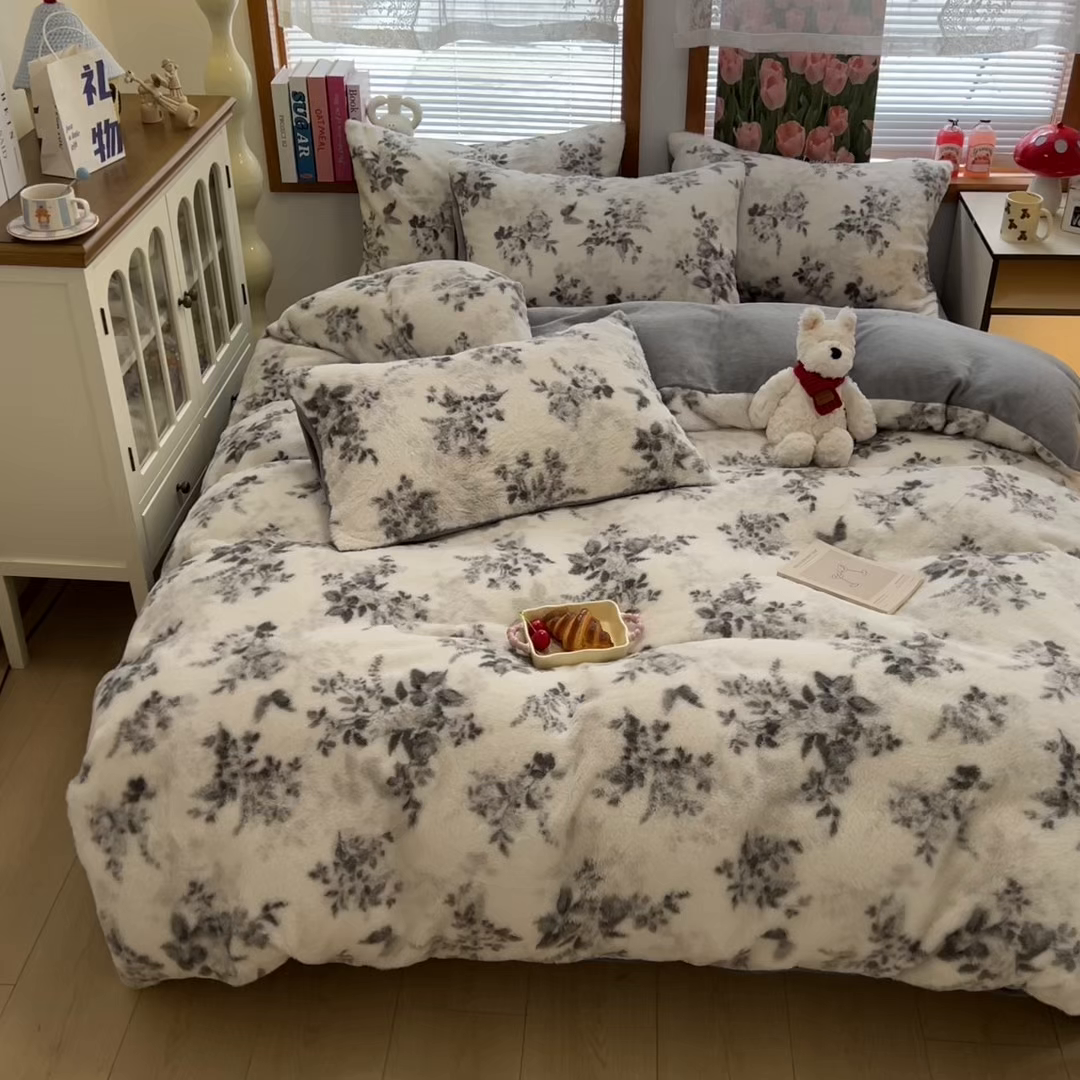 91家纺网 家纺一手货源 找家纺 妖妖家纺 2025新款加厚印花兔毛绒保暖四件套 花谷