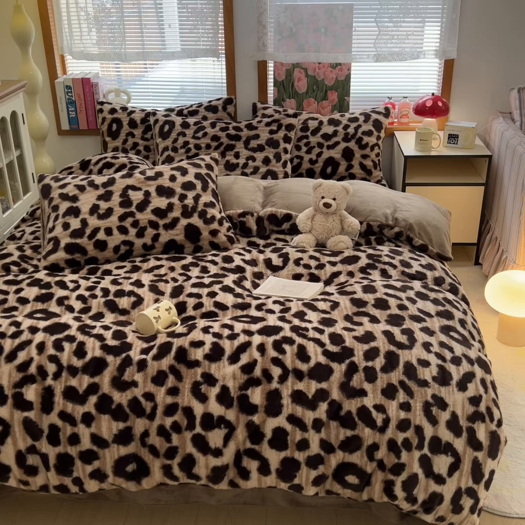 91家纺网 家纺一手货源 找家纺 妖妖家纺 2025新款加厚印花兔毛绒保暖四件套 小棕豹