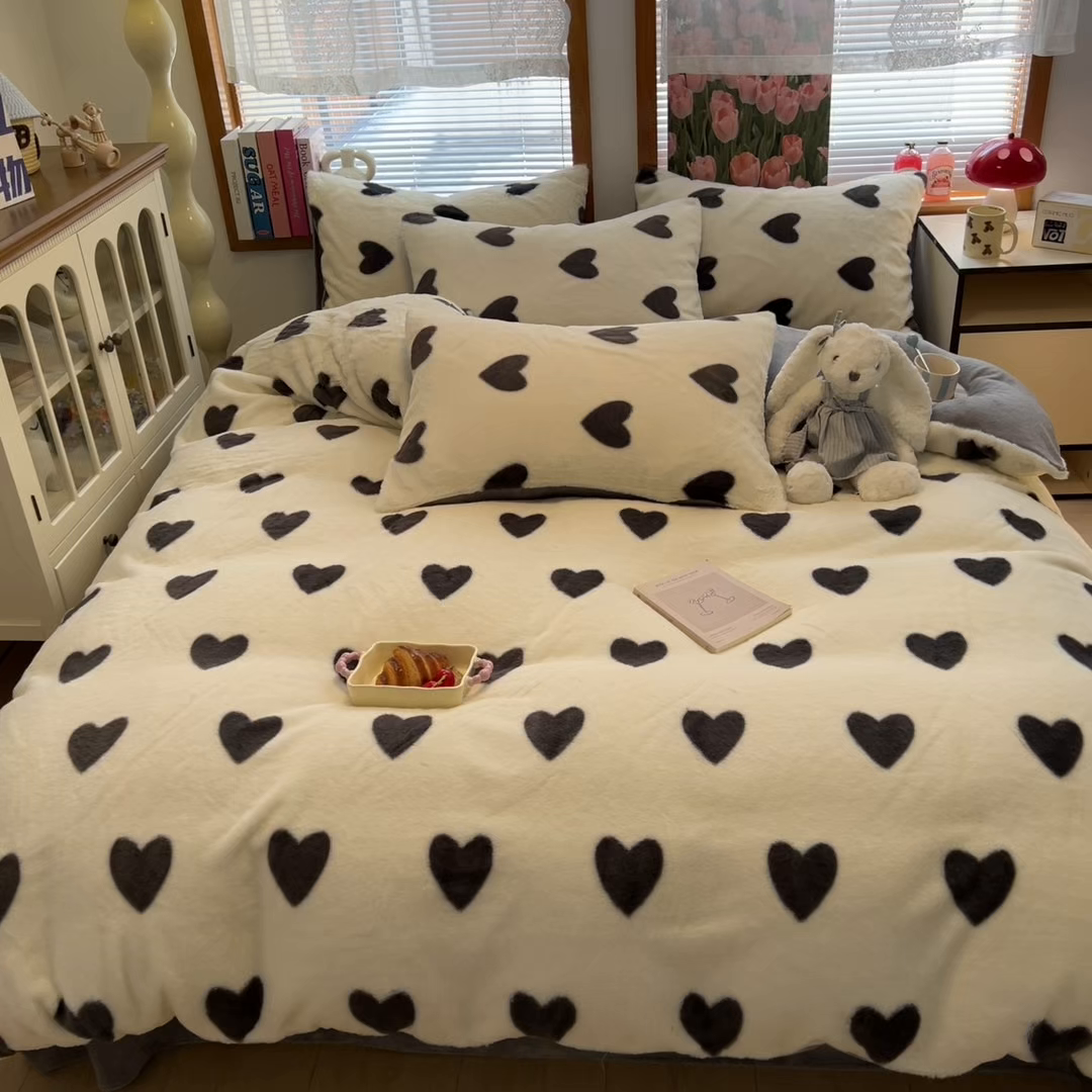 91家纺网 家纺一手货源 找家纺 妖妖家纺 2025新款加厚印花兔毛绒保暖四件套 心跳