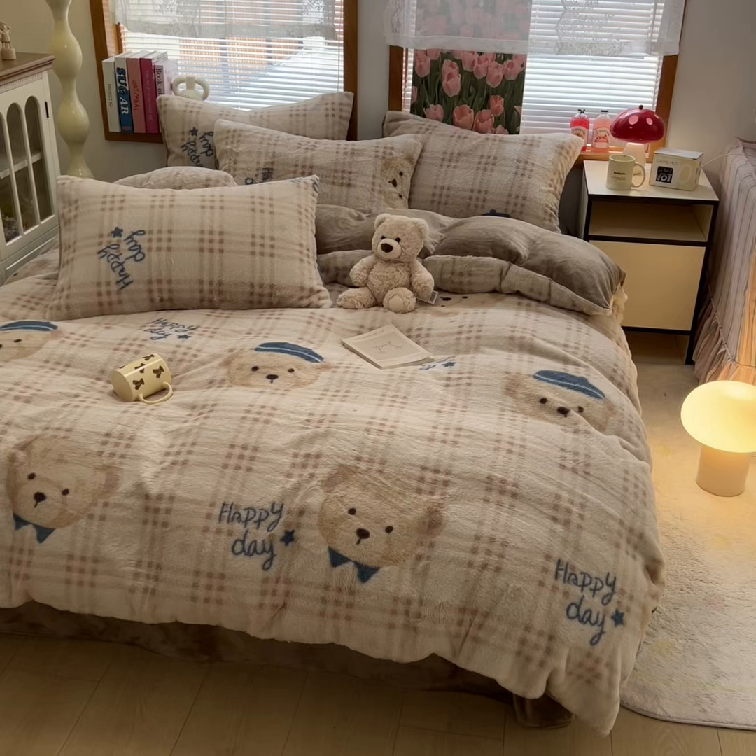 91家纺网 家纺一手货源 找家纺 妖妖家纺 2025新款加厚印花兔毛绒保暖四件套 萌萌奶熊